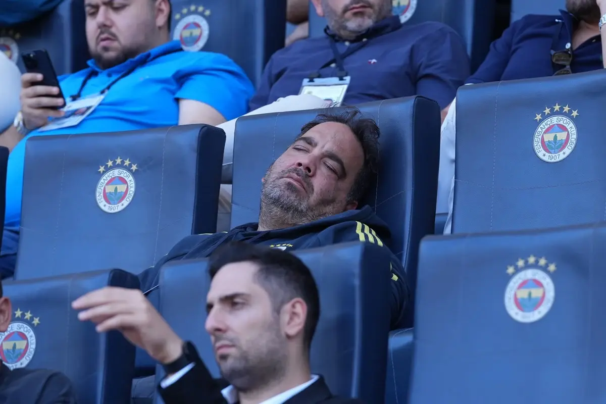 fenerbahce kongresinde ilginc an taraftar uyuya kaldi TgXHGU6S