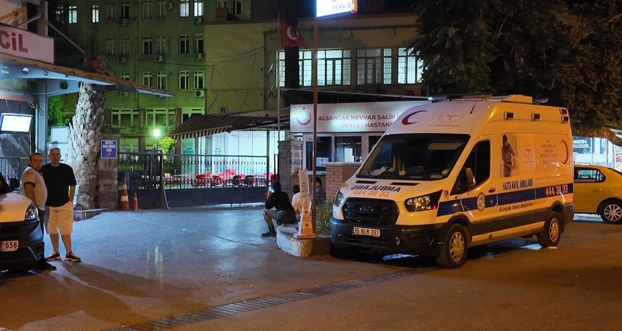 izmir de bicakli silahli kavga olu ve yaralilar var lHZkMBiB