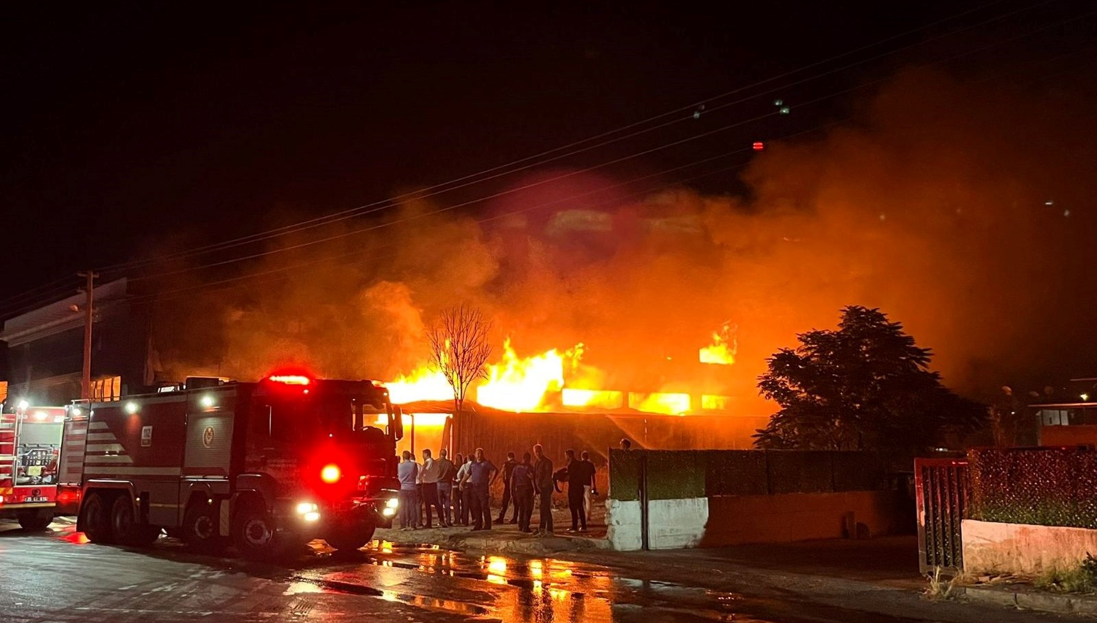 izmirde fabrika yangini ekipler mudahale eidyor 6dODfjXz
