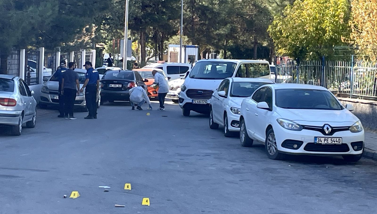 lise onunde silahli kavga kursunlar araclara isabet etti yB9gYCnX