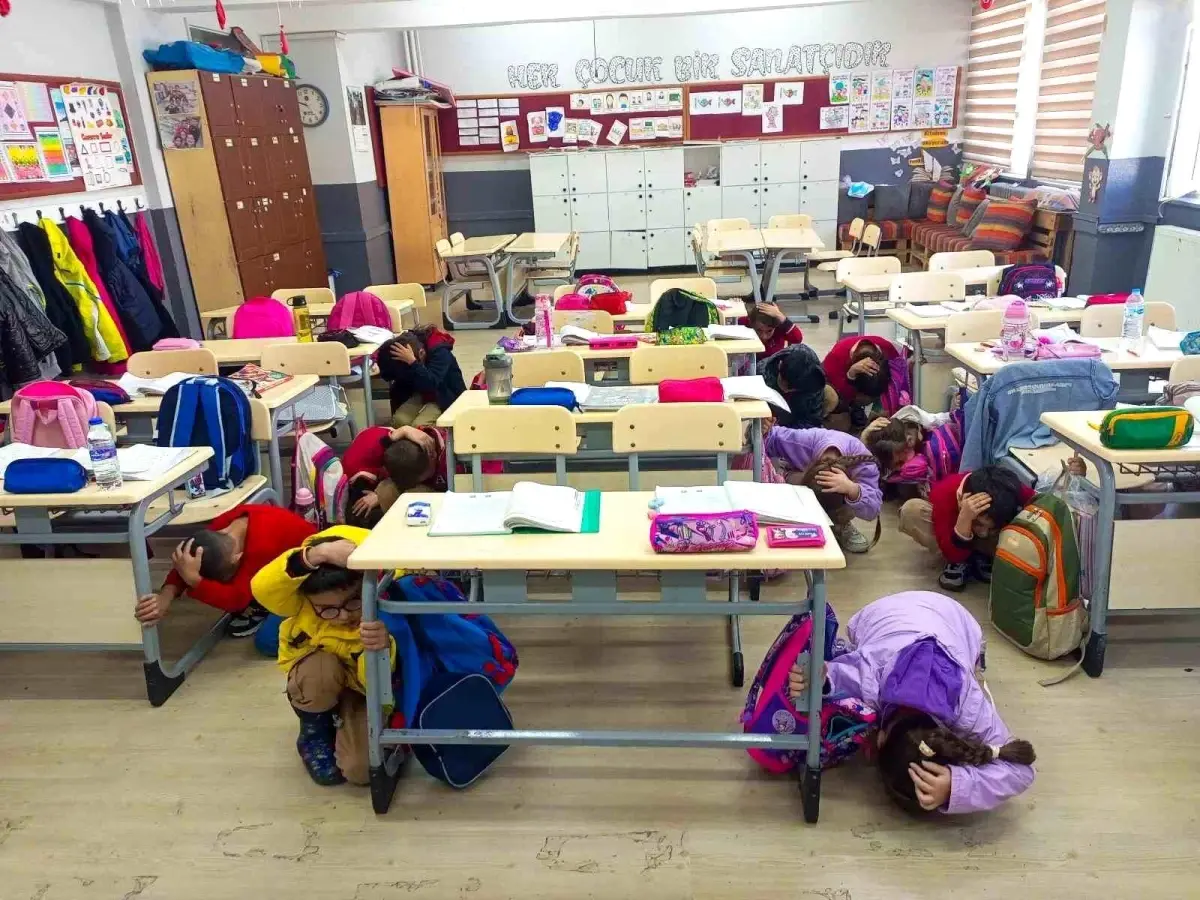 balikesirde deprem tahliye tatbikati gerceklestirildi B4B11JTP.jpg