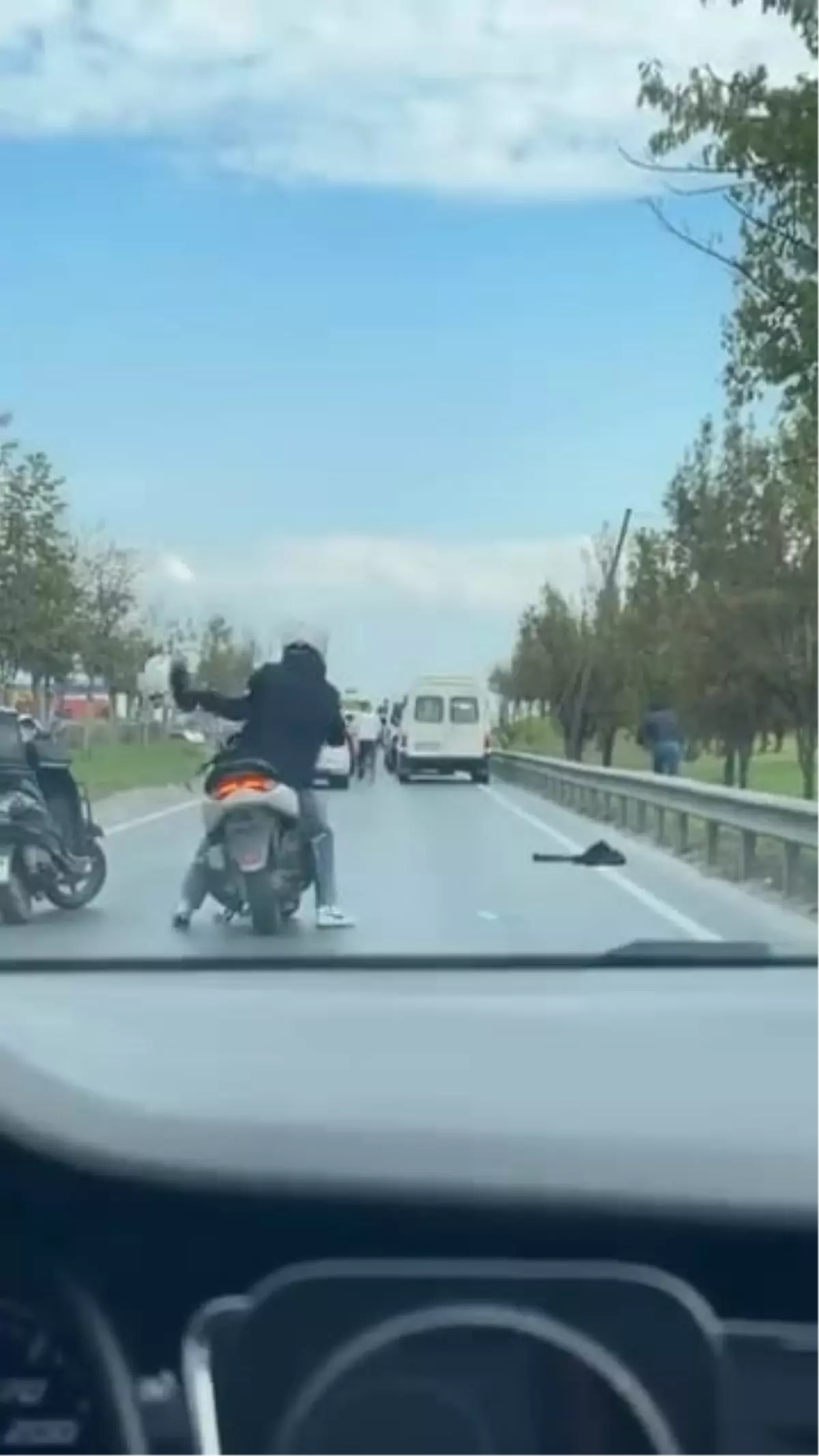 esenyurtta motosikletten minibuse saldiri GwR8lAkX.jpg