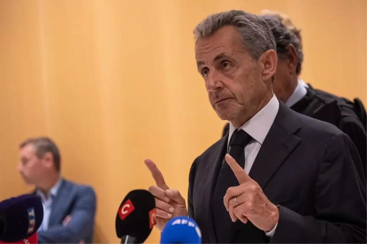 eski fransa cumhurbaskani sarkozy yolsuzluk cezasi icin cezaevine girecek umwpla26.jpg