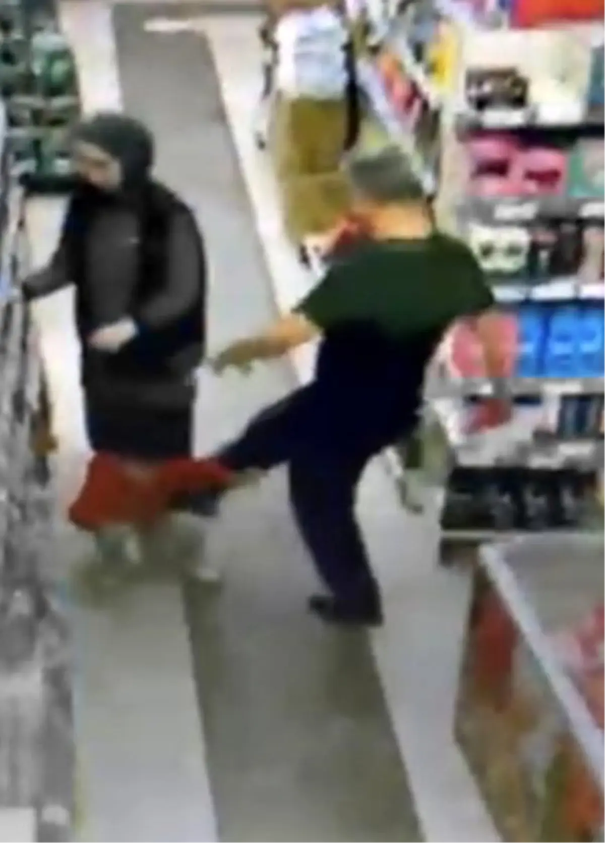 eskisehirde cocuga tekme atan sahis araniyor 2crpU2Vc.jpg