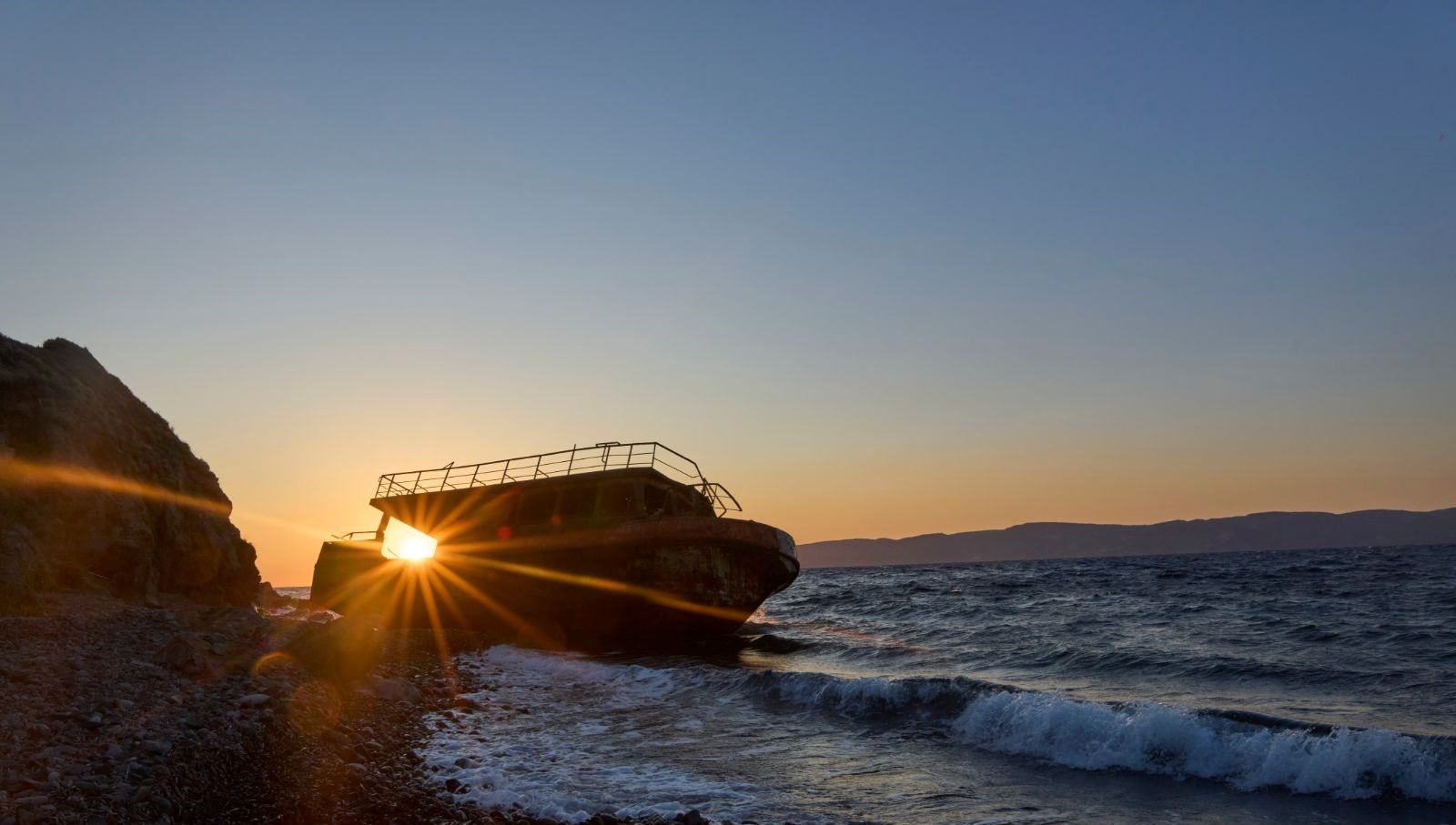 midillide kayaliklara carpan bottaki 4 kisi oldu XVdJXASO
