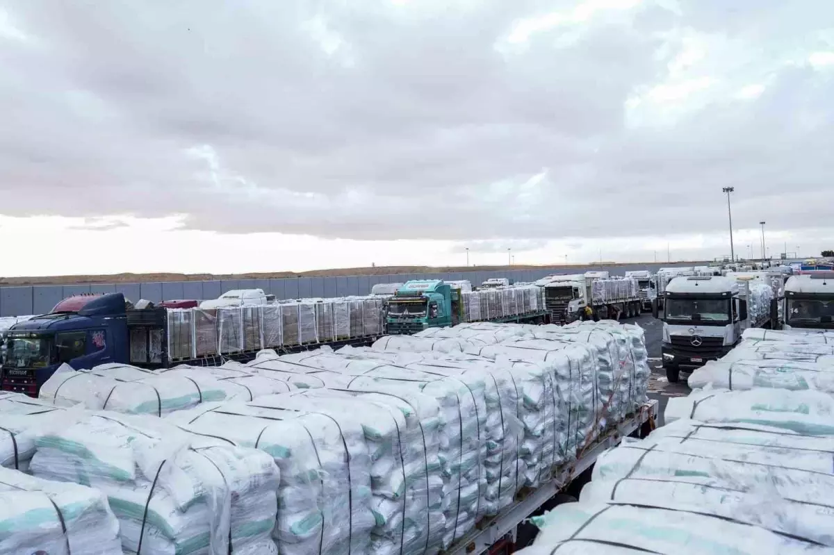 misirdan gazzeye 400 kamyon insani yardim girisi UjBYlwlR.jpg