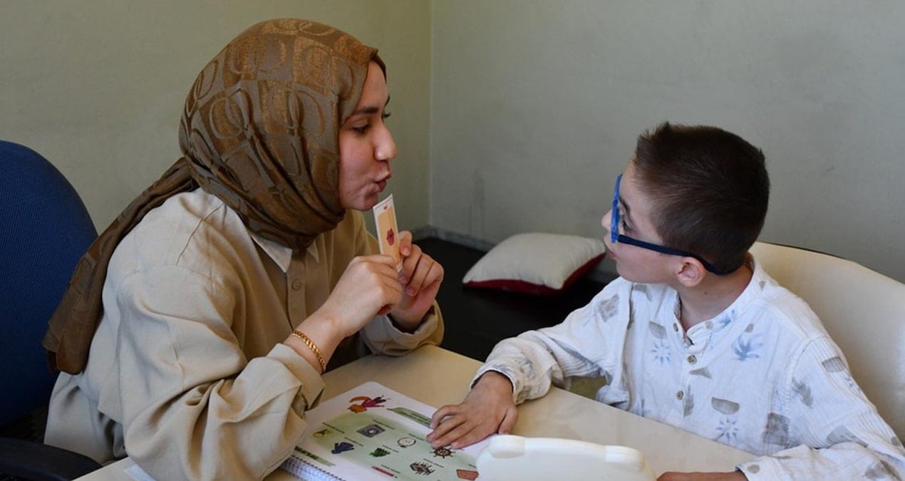 ogretmenligi birakti kendisini serebral palsili ogluna adadi kCA4SDwT