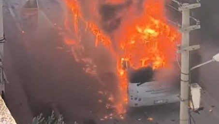 park halindeki ozel halk otobusu alev topuna dondu 13TDEfKT