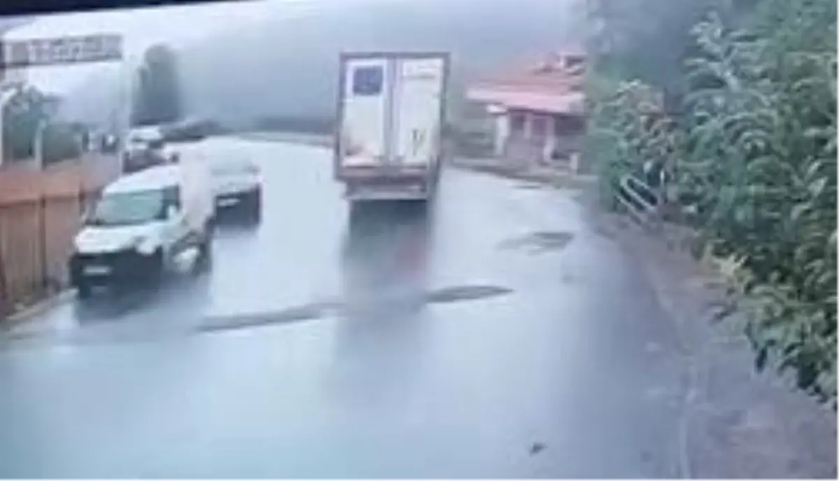 sariyerde tir devrildi surucu yaralandi KyT2WmMK.jpg