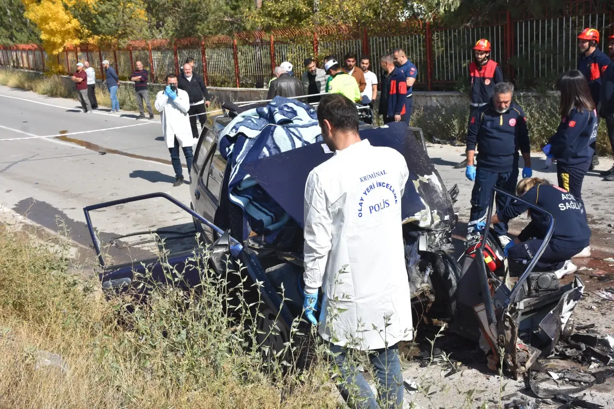 sivasta trafik kazasi 1 olu 1 yarali Ml4JezeO.jpg