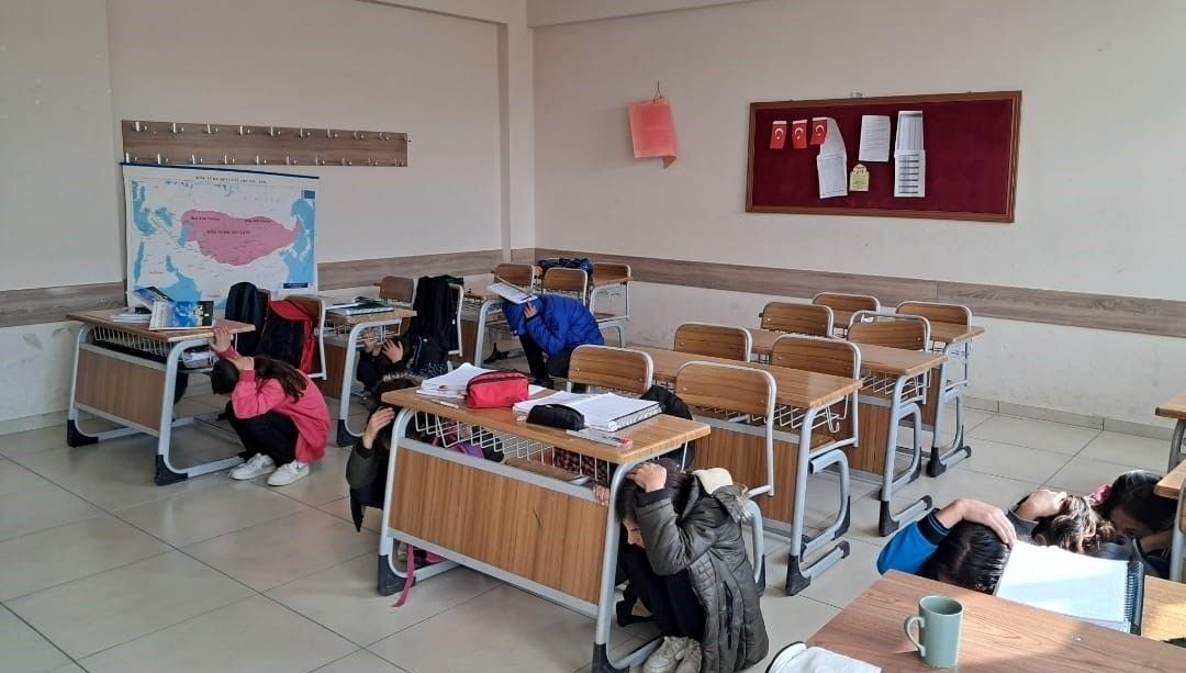 vanda tum okullarda es zamanli tatbikat Bnaxbejf.jpg