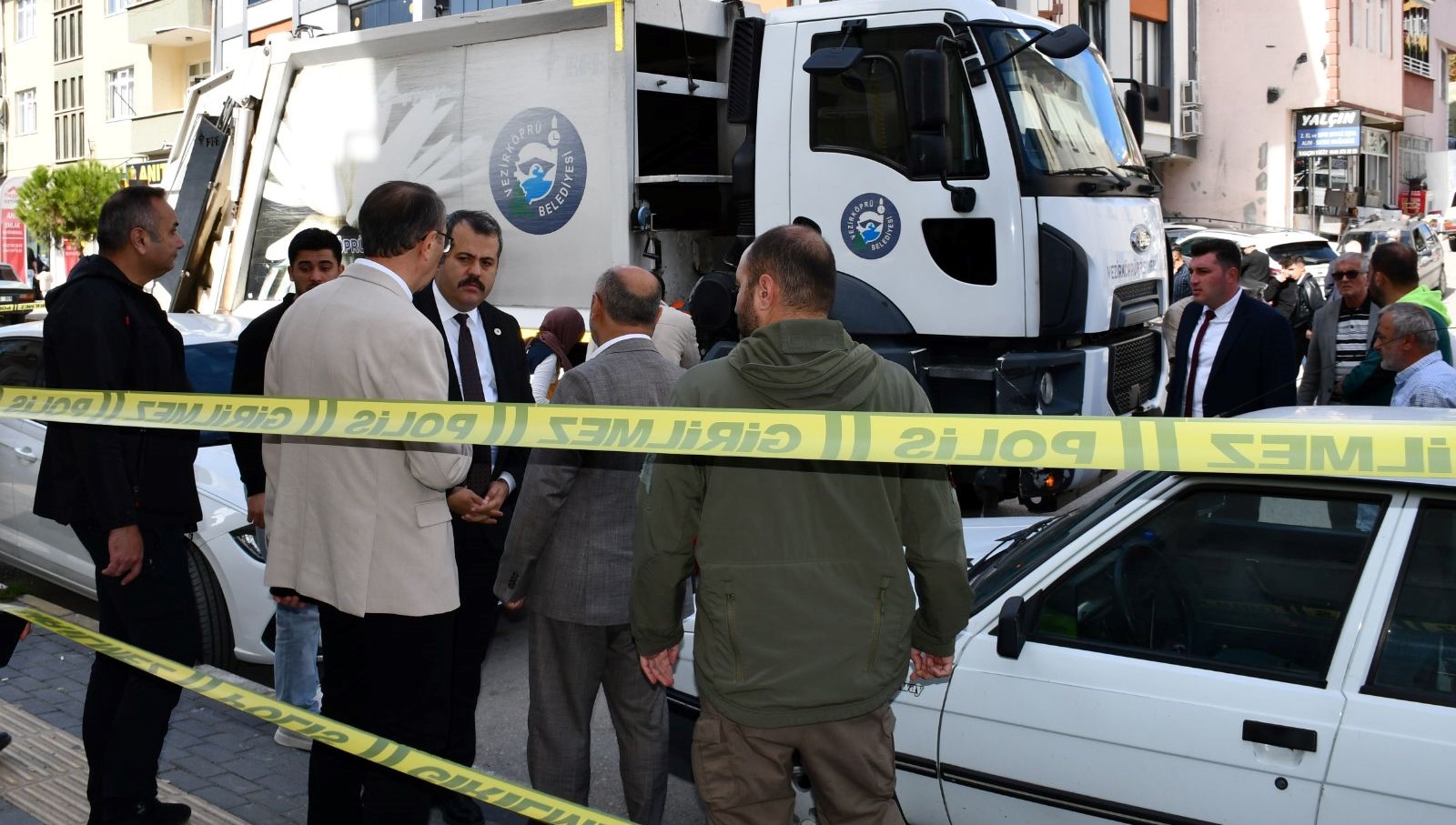 yasli adam cop kamyonunun altinda kaldi DScl1wmF.jpg