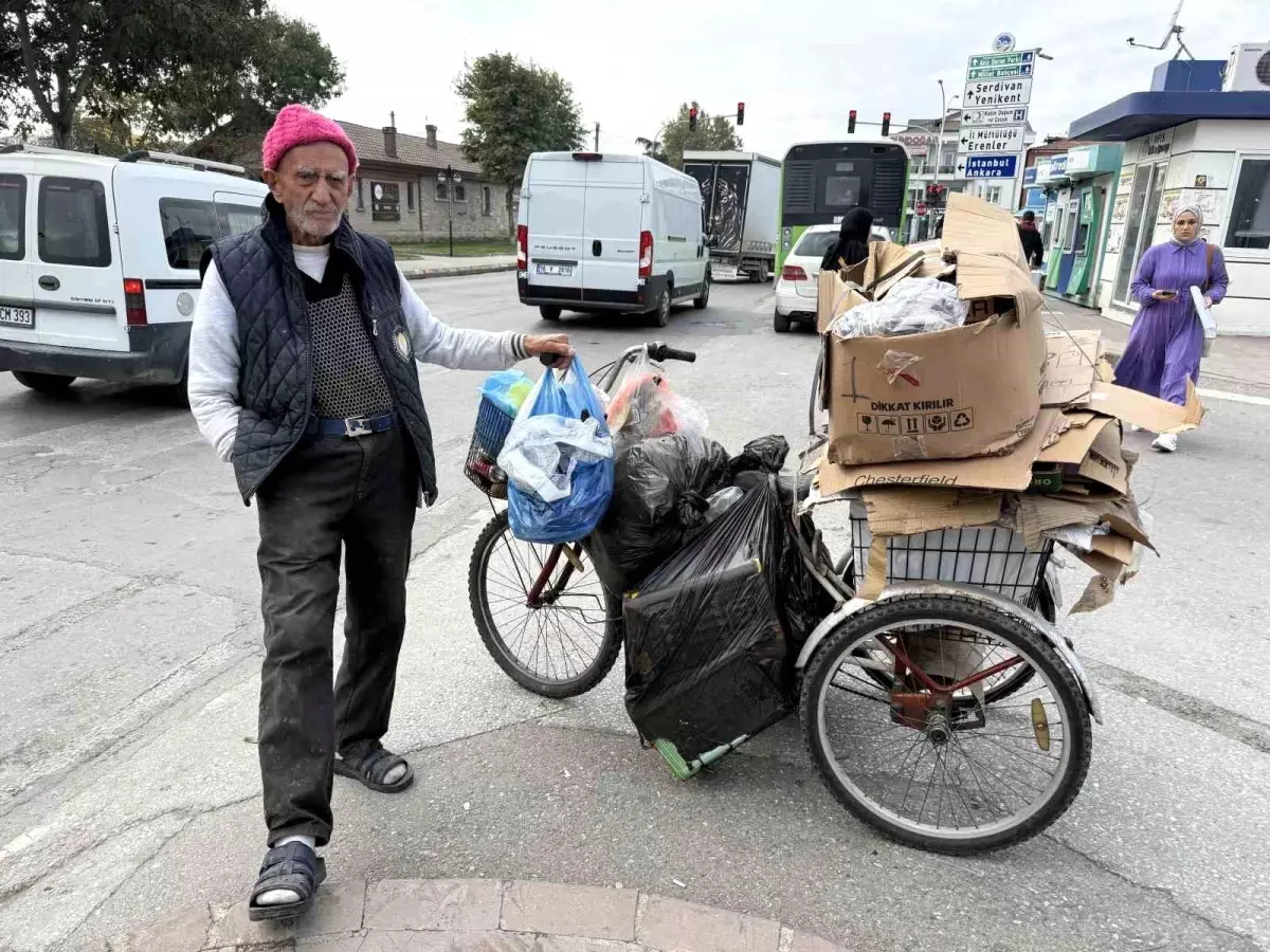 yasli adamin copten karton toplamasi sosyal medyada tartisma yaratti k5eNunuZ.jpg