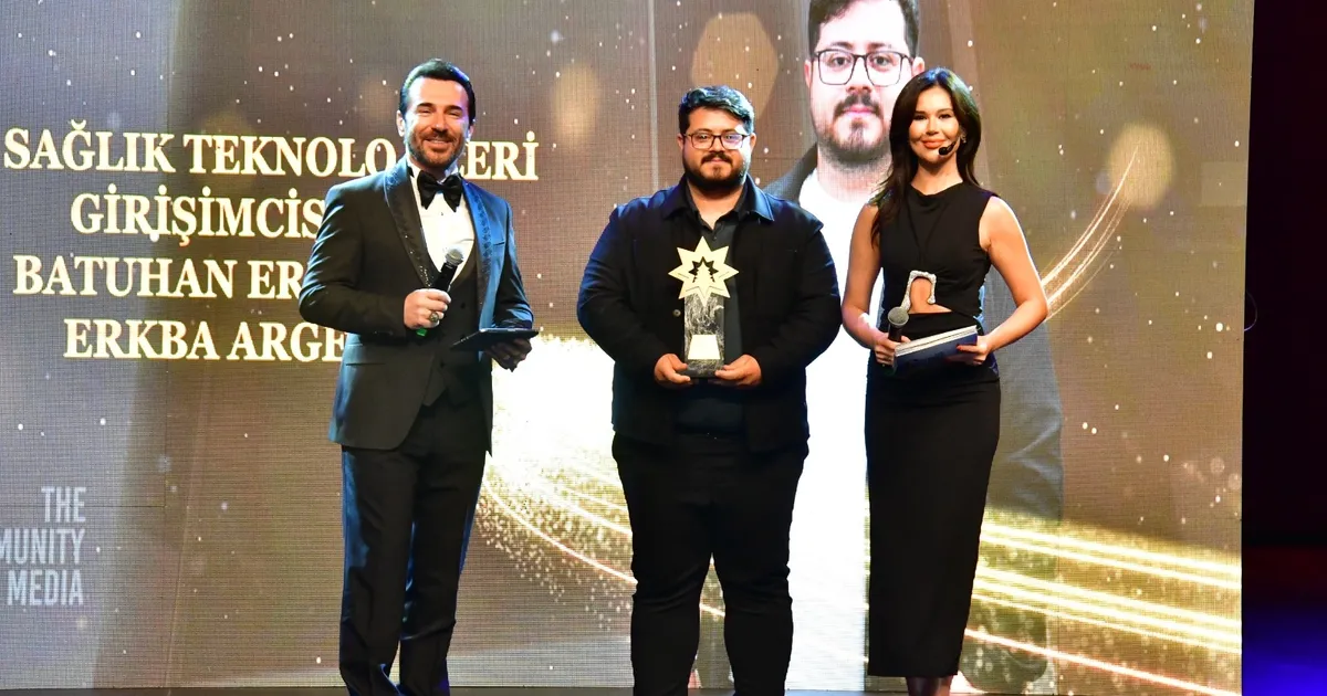 gebze bilisim vadisindeki erkbaya kristal cam odulu kys7ODve.webp