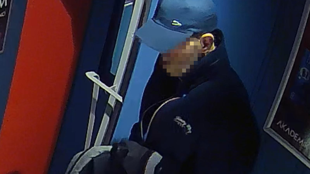 istanbulda piskin hirsiz guvenlik kamerasinda IBLYtBFC.jpg