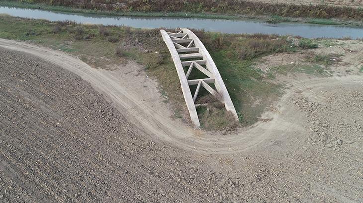 seyhan baraj golu cekilince su altinda kalan kopru ortaya cikti RfA9xndN.jpg