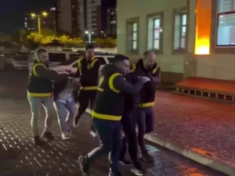 Adana’da Bıçaklı Trafik Tartışması: Baba ve Oğula Cezalar Yağdı